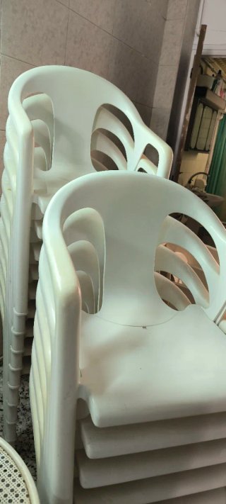 3 mesas metálicas + 15 sillas de plástico