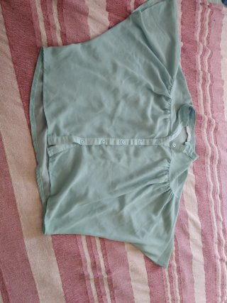 Camisa verde de gasa. Mangas murciélago.
