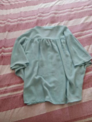 Camisa verde de gasa. Mangas murciélago.