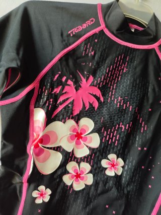 Camiseta natación Tribord negra y rosa