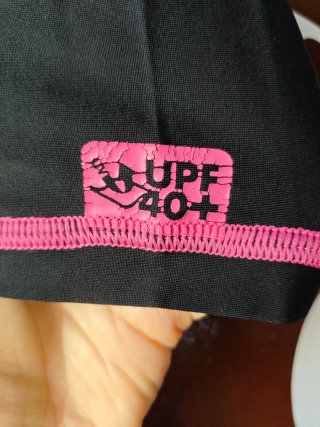 Camiseta natación Tribord negra y rosa