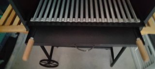 Barbacoa de metal y madera