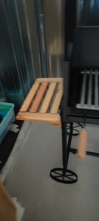 Barbacoa de metal y madera