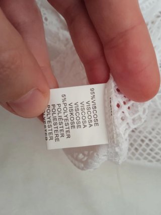 Maglietta donna con stampa floreale traforata