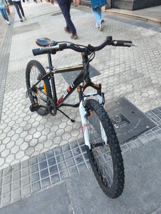 Bicicleta de montaña negra y blanca