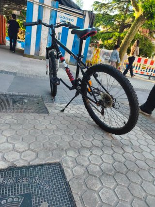 Bicicleta de montaña negra y blanca
