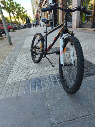 Bicicleta de montaña negra y blanca