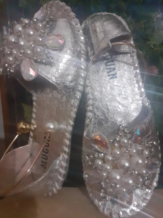 Sandalias plateadas adornadas con perlas y pedrerí