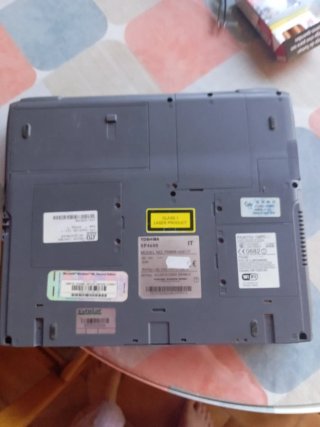 Toshiba Laptop con alfombrilla de ratón vintage