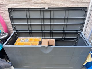 Baúl de plástico gris para exterior