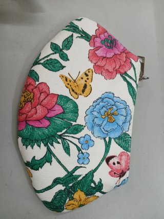 Portamonete con fiori e farfalle
