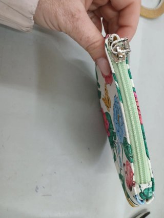 Portamonete con fiori e farfalle