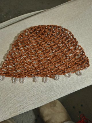 Touca de crochê com pérolas