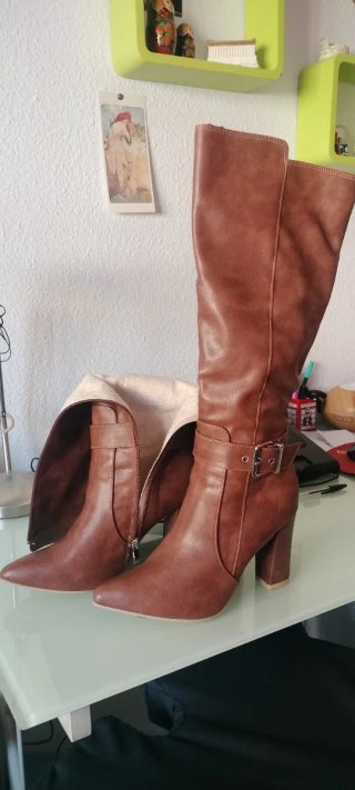 Botas altas elegantes marrones