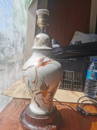 Lampada da tavolo vintage con base in legno