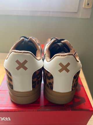 Zapatillas urbanas XTI leopardo