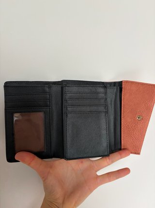 Cartera de piel marrón y negra