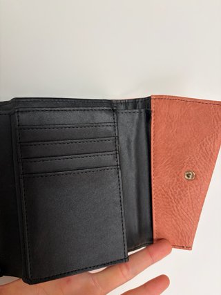 Cartera de piel marrón y negra