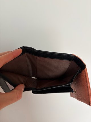 Cartera de piel marrón y negra