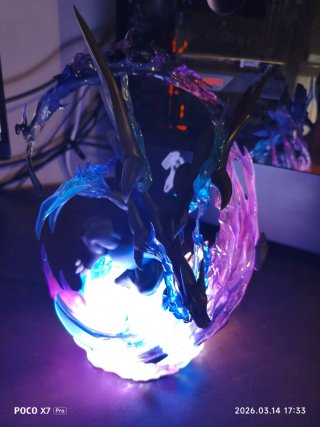 Figura Mega Charizard con efectos de fuego