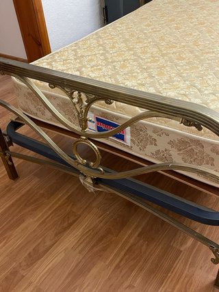 Cama vintage metal dorada y beige
