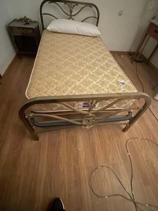 Cama vintage metal dorada y beige
