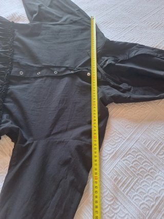 Vestido negro con capucha y plisados