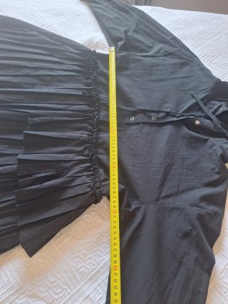 Vestido negro con capucha y plisados