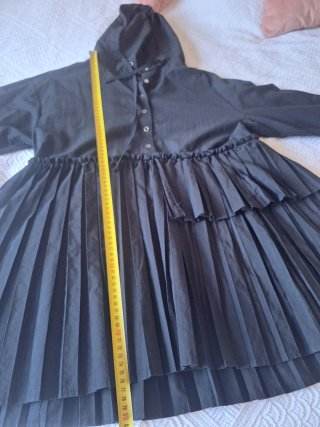 Vestido negro con capucha y plisados