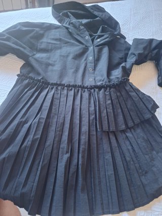 Vestido negro con capucha y plisados