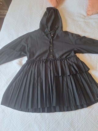 Vestido negro con capucha y plisados