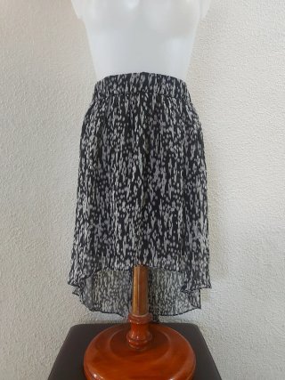Falda Mango asimétrica estampado en blanco y negro