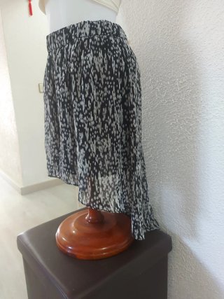 Falda Mango asimétrica estampado en blanco y negro