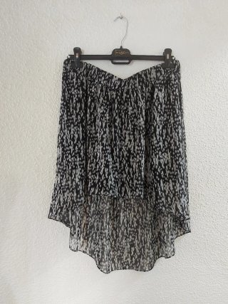 Falda Mango asimétrica estampado en blanco y negro
