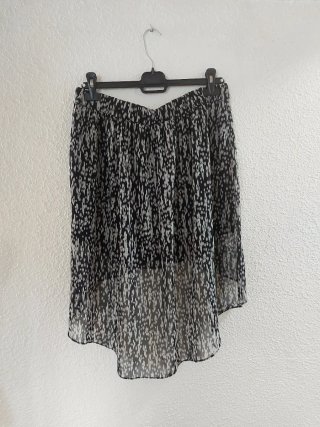 Falda Mango asimétrica estampado en blanco y negro
