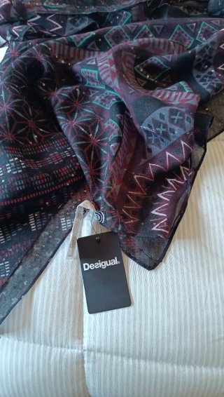 Pashmina Desigual. En tonos Morados