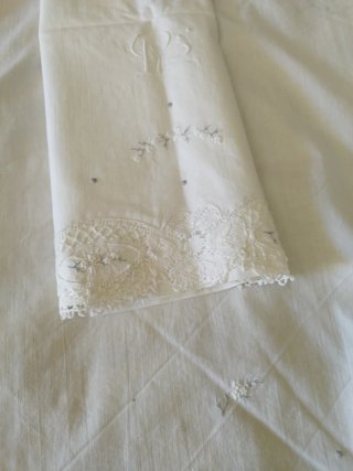 Vecchie lenzuola in cotone ricamate e merletto