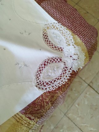 Vecchie lenzuola in cotone ricamate e merletto