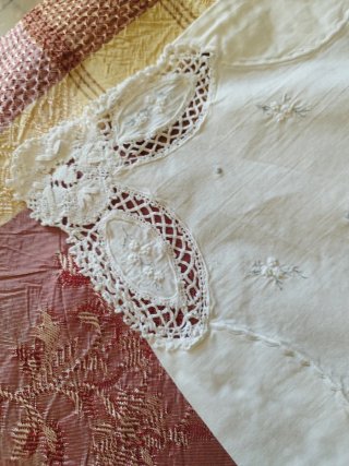 Vecchie lenzuola in cotone ricamate e merletto