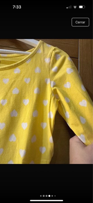 Camiseta amarilla con corazones