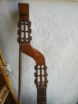 Antiguo laúd bajo alemán centenario
