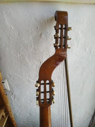 Antiguo laúd bajo alemán centenario
