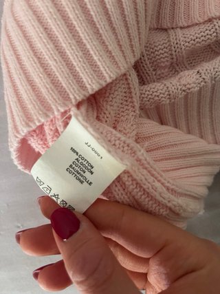 Maglioncino rosa in cotone, veste comodo.