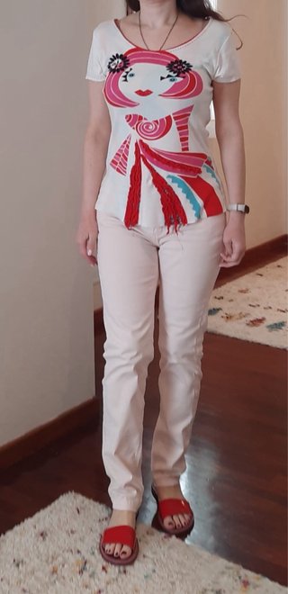 Camiseta con estampado de muñeca y pantalón rosa