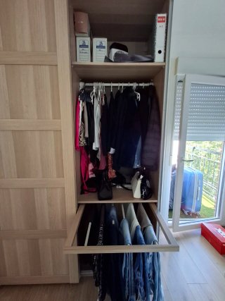 Armario puertas correderas madera Ikea