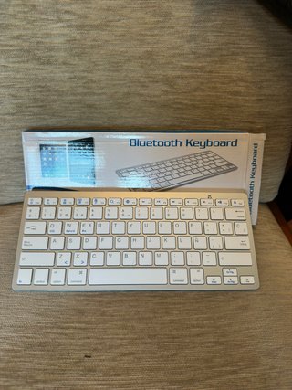 Teclado Bluetooth Plata y Blanco