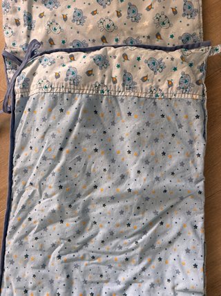 Protector de cuna con estampado infantil