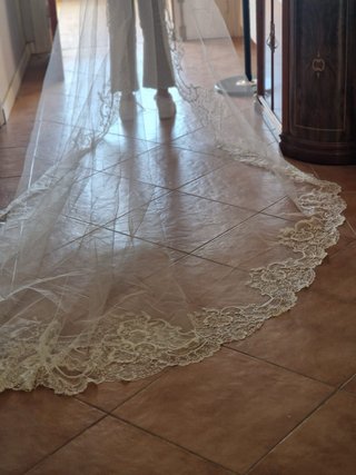 Vestido de Novia Beige/Blanco con Volantes