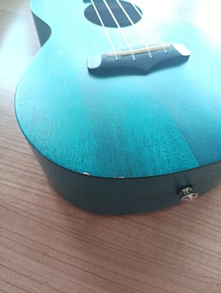 Ukulele in legno blu con accessori