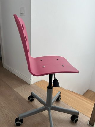 Silla de escritorio rosa con ruedas